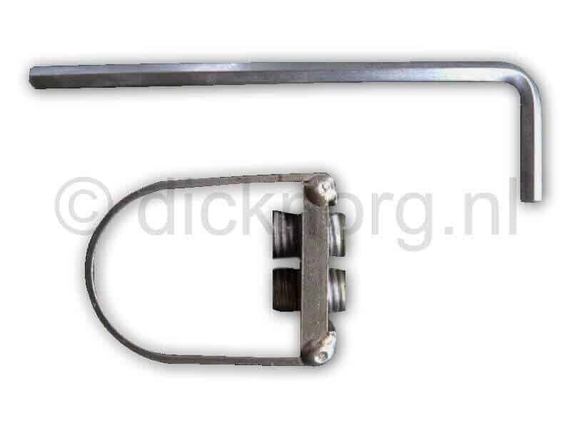 Detail van het linkeruiteinde van een zilverkleurige inbussleutel en de gebogen linkerzijde van een metalen beugel met watermerk.