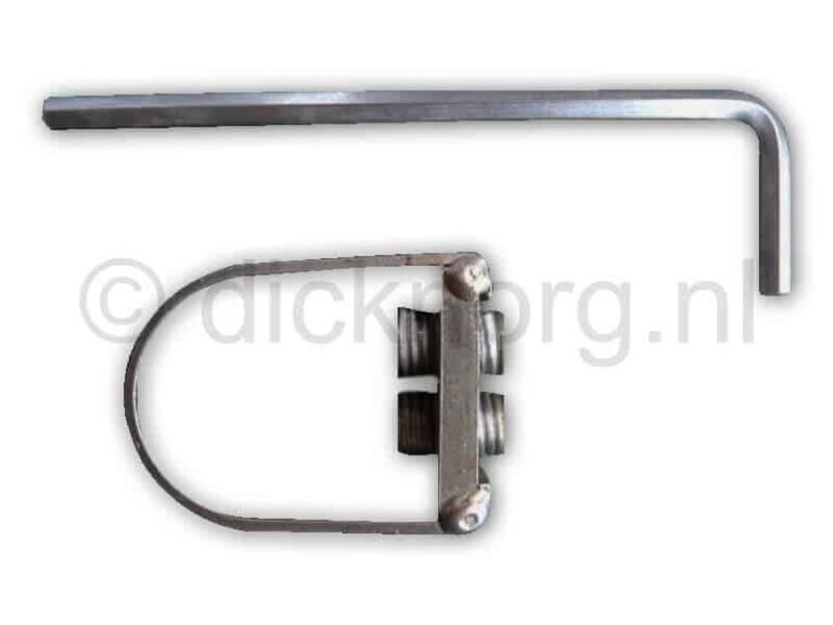 Hoofdafbeelding van een metalen Fux zeisring zeisvastzetter met twee bouten en een L-vormige inbussleutel, liggend op een witte achtergrond met watermerk.