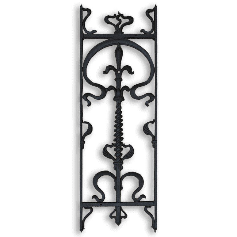 Zwart gietijzeren ornament voor balkonhekwerk, rechthoekig met symmetrisch krulwerk, een gedraaide centrale spiraal en fleur-de-lis-achtige vormen.
