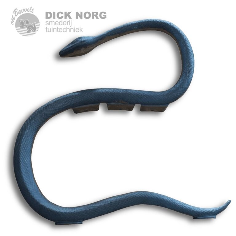 Een gietijzeren bankpoot in de vorm van een donkerblauwe slang, staand op een witte achtergrond, met het "Dick Norg smederij tuintechniek" logo bovenaan.