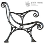 Een donkergrijze gietijzeren bankpoot met een sierlijk ontwerp van krullen en ringen, staand op een witte achtergrond, met het "Dick Norg smederij tuintechniek" logo bovenaan.
