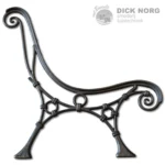 Een donkergrijze gietijzeren bankpoot met een sierlijk ontwerp van krullen en ringen, staand op een witte achtergrond, met het "Dick Norg smederij tuintechniek" logo bovenaan.