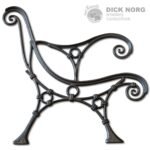 Een donkere, gietijzeren bankpoot met sierlijke krullen en verbindingen, gefotografeerd tegen een witte achtergrond, met het Dick Norg Smederij logo rechtsboven.
