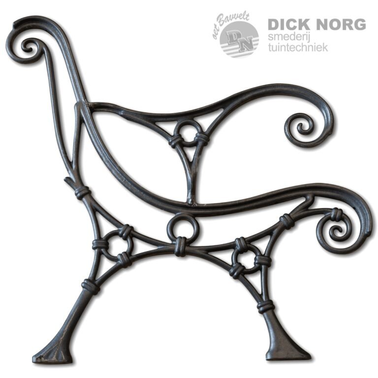 Een donkere, gietijzeren bankpoot met sierlijke krullen en verbindingen, gefotografeerd tegen een witte achtergrond, met het Dick Norg Smederij logo rechtsboven.