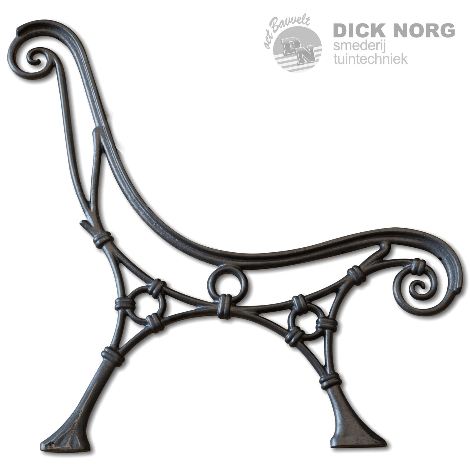 Sierlijke gietijzeren bankpoot met een donkere afwerking, voorzien van decoratieve krullen en verbonden ringen. Het Dick Norg Smederij logo is zichtbaar in de rechterbovenhoek op een witte achtergrond.