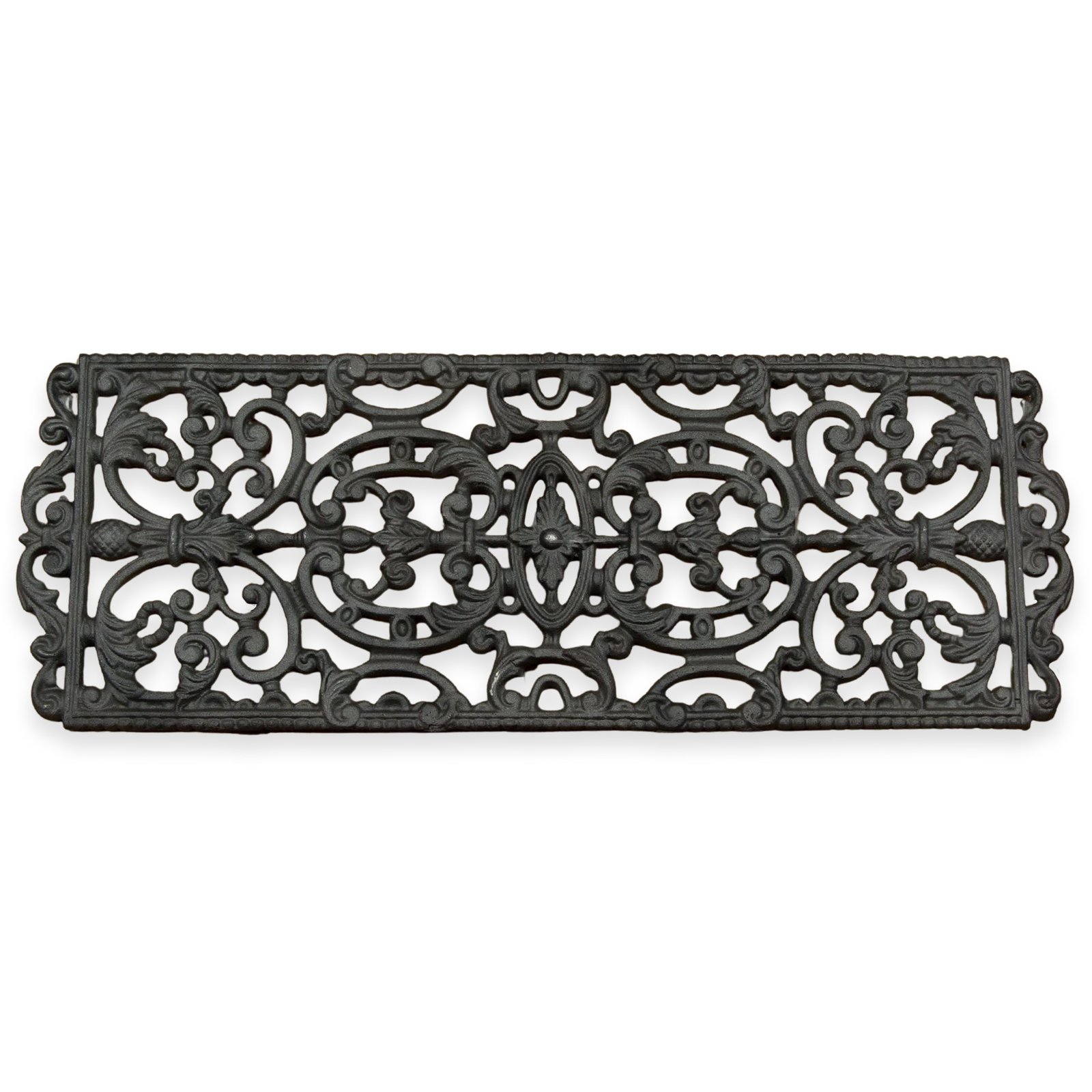 Zicht op een langwerpig zwart gietijzeren rooster met sierlijke bloemen- en krulpatronen, tegen een witte achtergrond.