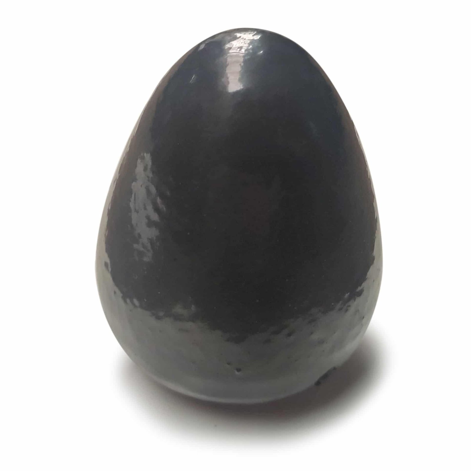 Een glimmende, donkergrijze, eivormige gietijzeren eindbol voor hekwerk, staand op een witte achtergrond met een lichte schaduw.