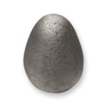 Een gietijzeren eivormige eindbol voor hekwerk, met een donkergrijze, gestructureerde oppervlakte.