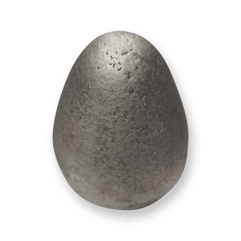 Een gietijzeren eivormige eindbol voor hekwerk, met een donkergrijze, gestructureerde oppervlakte.