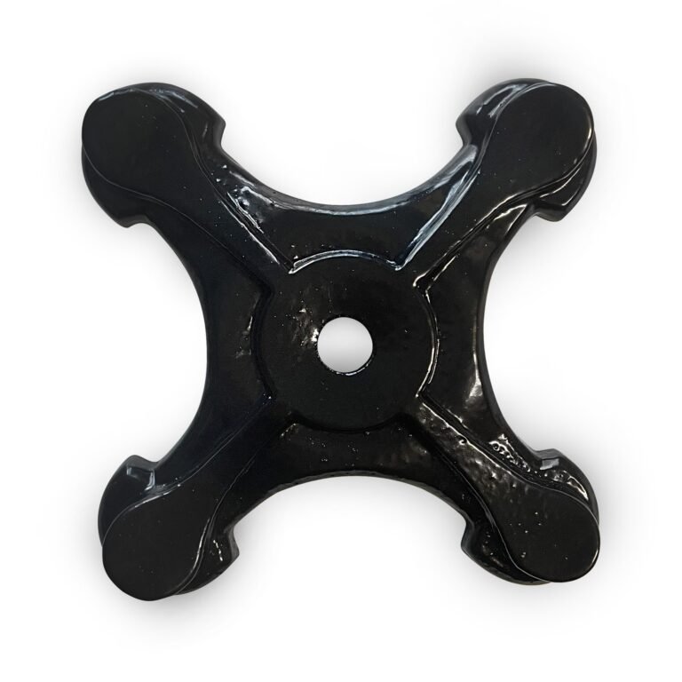 Een zwart glanzend gietijzeren kruisanker met vier gestileerde armen en een centraal rond gat, van bovenaf gezien.