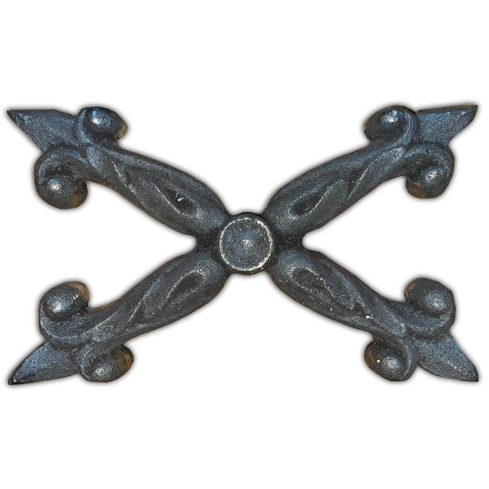 Een losstaand gietijzeren ornament in de vorm van een decoratieve X met krullen en punten, afgebeeld op een witte achtergrond.