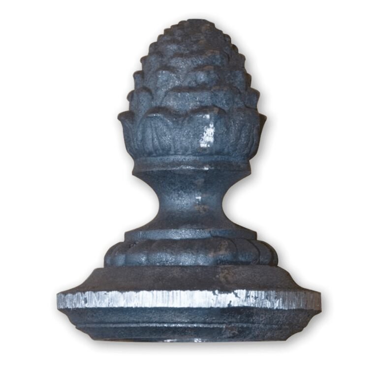Een gietijzeren paalkop in de vorm van een dennenappel, geïsoleerd op een witte achtergrond.