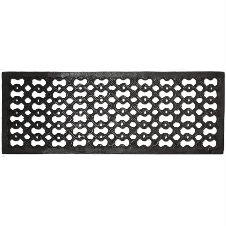 Rechthoekig zwart gietijzeren rooster met een open, decoratief patroon van in elkaar grijpende cirkels en lussen, afgebeeld op een witte achtergrond.