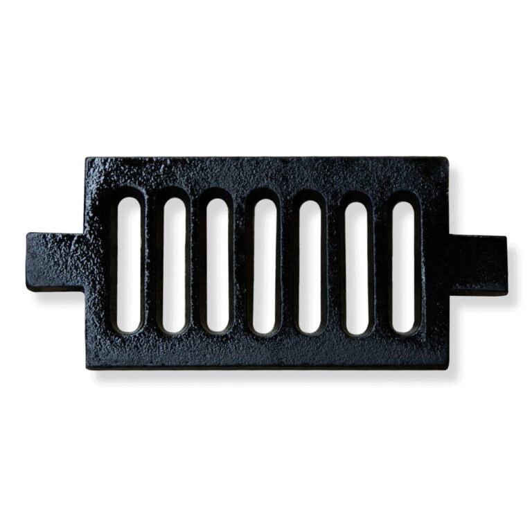 Zwart gietijzeren rooster met zes verticale sleuven, tegen een witte achtergrond, geschikt voor ventilatie en decoratie.