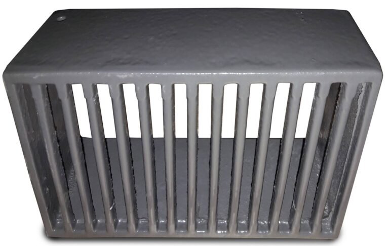 Een grijs gietijzeren rooster met verticale spijlen, geschikt voor ventilatie en decoratie, gezien vanaf de voorkant.