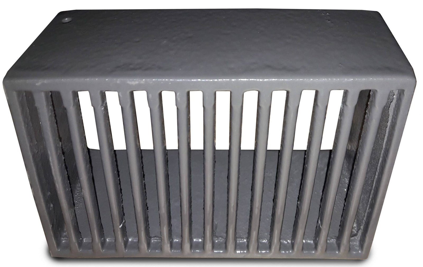 Een grijs gietijzeren rooster met verticale spijlen, geschikt voor ventilatie en decoratie, gezien vanaf de voorkant.