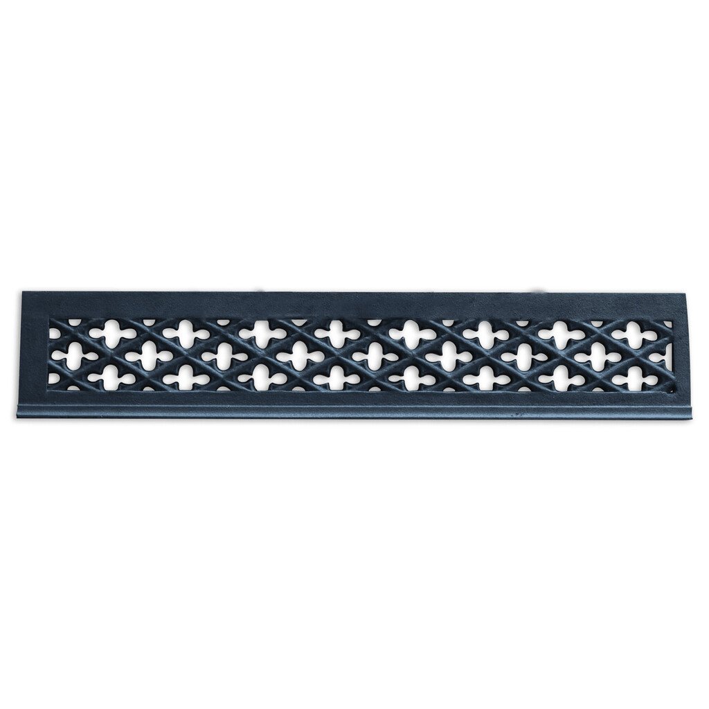 Zwart gietijzeren traprooster met een decoratief doorbroken patroon van klavers of plus-tekens, gepresenteerd op een witte achtergrond.
