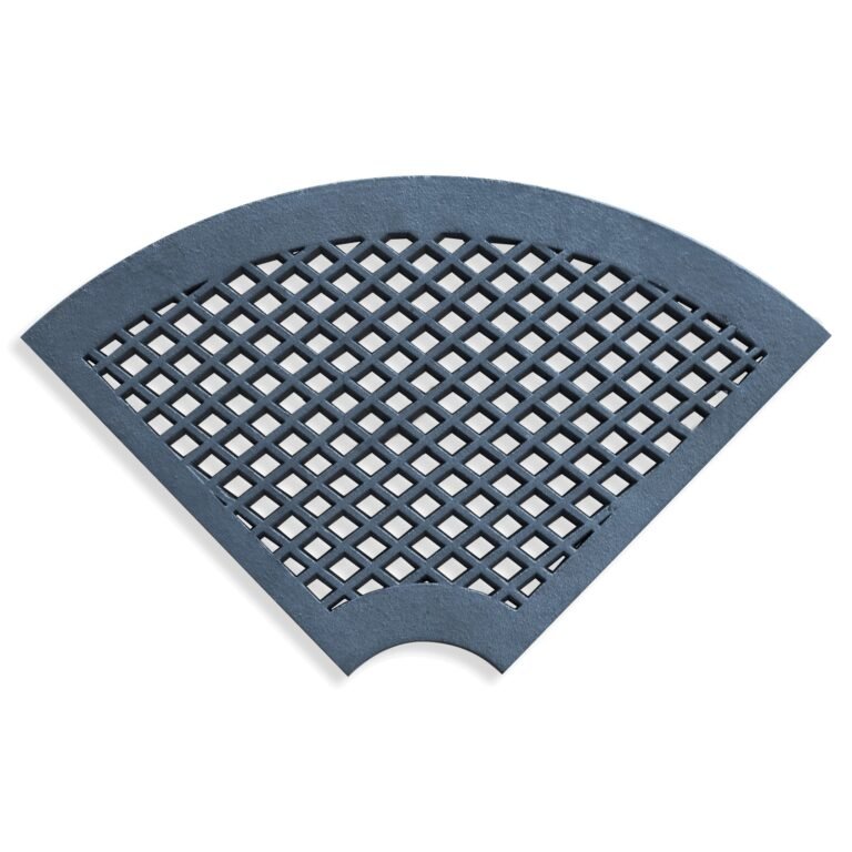 Een gietijzeren traprooster in authentiek model, waaiervormig met een diamantpatroon, afgebeeld op een witte achtergrond.