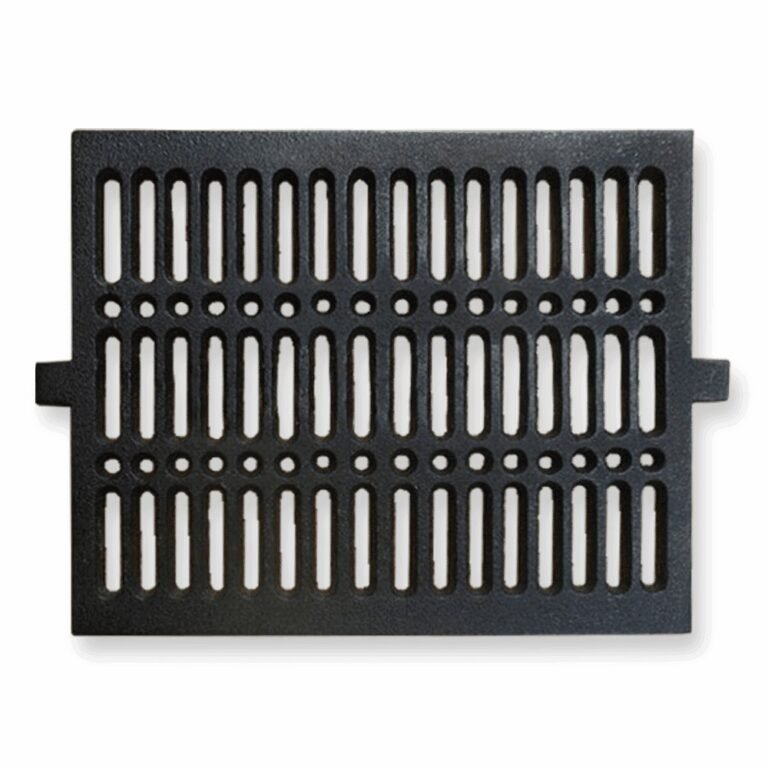 Een zwart, rechthoekig gietijzeren rooster met drie rijen verticale sleuven, afgewisseld met rijen ronde gaten, en kleine uitstekende lipjes aan de zijkanten, gepresenteerd op een witte achtergrond.