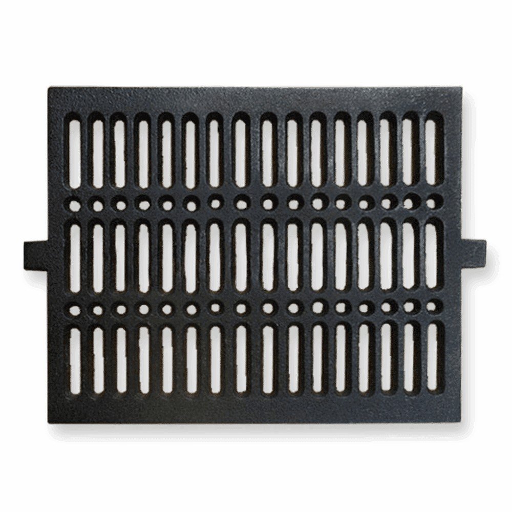 Een zwart, rechthoekig gietijzeren rooster met drie rijen verticale sleuven, afgewisseld met rijen ronde gaten, en kleine uitstekende lipjes aan de zijkanten, gepresenteerd op een witte achtergrond.