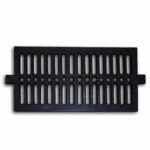Een bovenaanzicht van een zwart, rechthoekig gietijzeren ventilatierooster met twee rijen verticale spleten en een rij kleinere ronde gaten in het midden, geïsoleerd op een witte achtergrond.