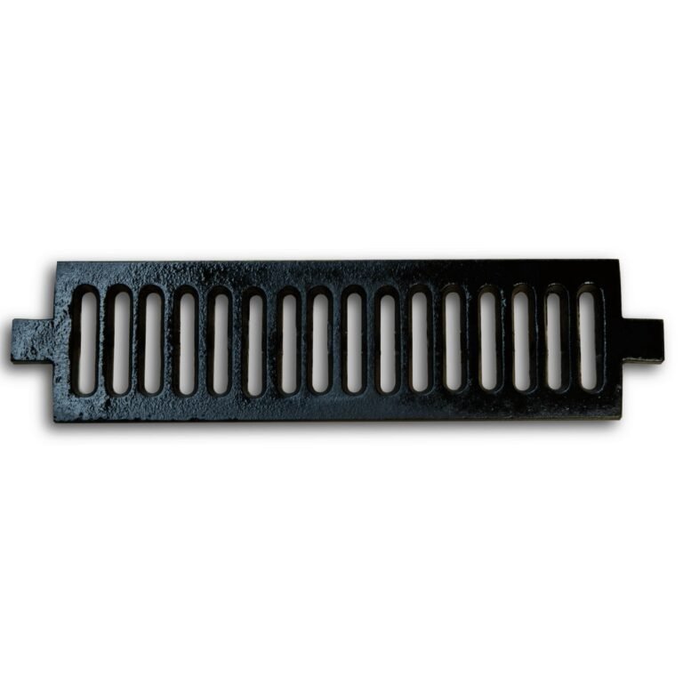 Zwart gietijzeren ventilatierooster met 18 verticale, ovale sleuven en twee uitstekende lipjes aan de zijkanten, op een witte achtergrond.