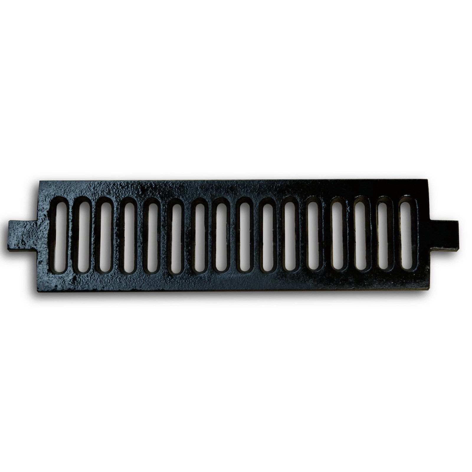 Zwart gietijzeren ventilatierooster met 18 verticale, ovale sleuven en twee uitstekende lipjes aan de zijkanten, op een witte achtergrond.