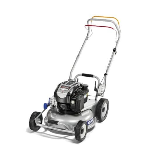 Een zilverkleurige Grin HM 46A zelfaangedreven gazonmaaier met zwarte motor, grijs dek en gele en rode accenten op de handgreep, schuin van voren gezien tegen een witte achtergrond.