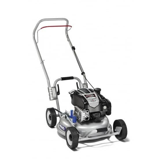Zilverkleurige Grin HM46 benzine gazonmaaier, gezien vanaf de rechtervoorkant, met een zwarte motor en een grijs stuur met rode handgreep, op een witte achtergrond.