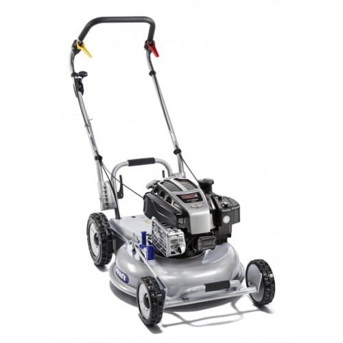 Grin PM 53 PRO gazonmaaier, zilver en zwart, met een duwstang met gele en rode hendels, schuin van voren gezien op een witte achtergrond.