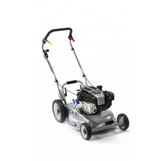 Een zilverkleurige Grin PM53A INSTART benzine gazonmaaier met zwarte motor en handgrepen, schuin van voren gefotografeerd op een witte achtergrond.