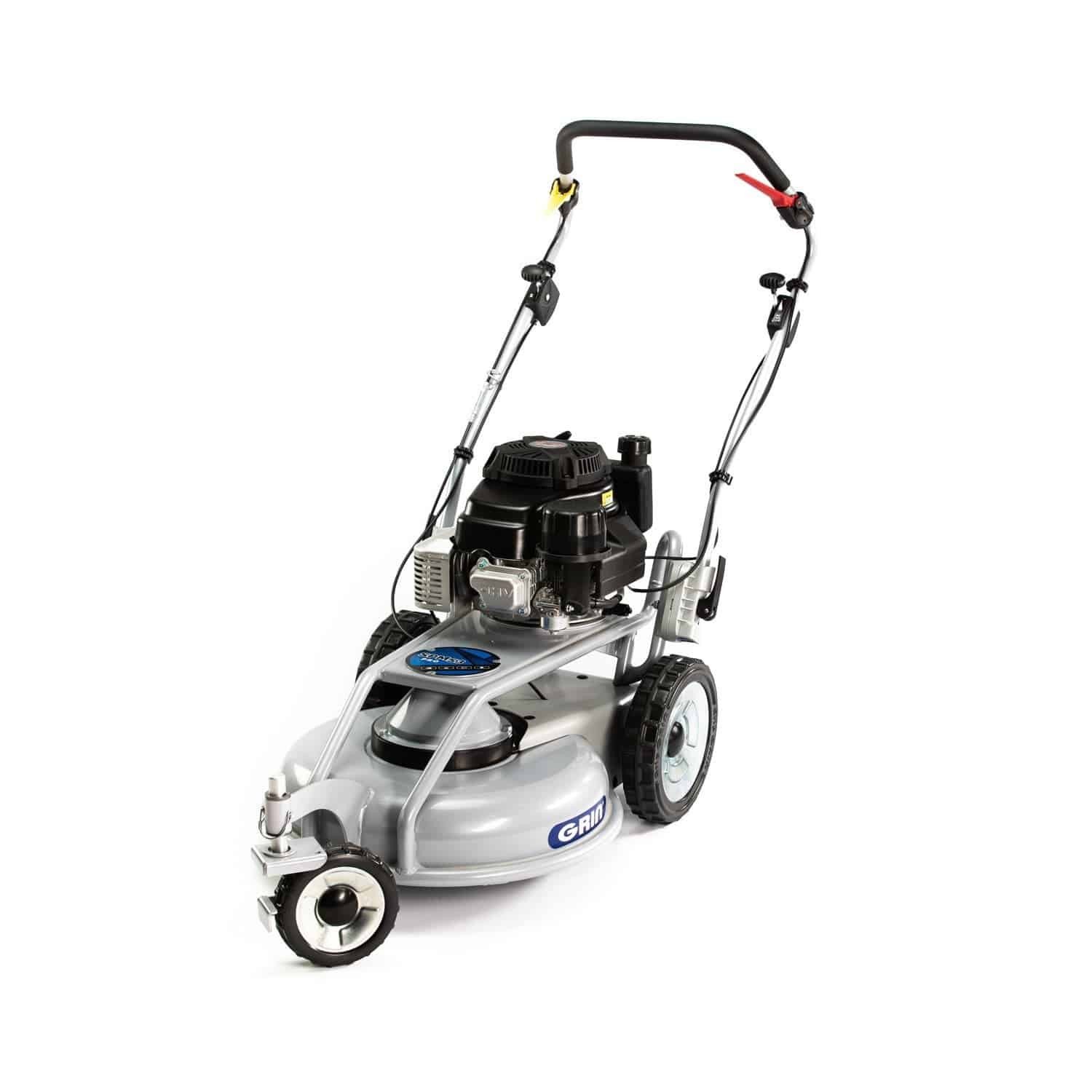 Een lichtgrijze Grin SPM 53A KW gazonmaaier met zwarte motor en een uitgestrekte handgreep, gezien vanuit een licht schuine hoek van voren.