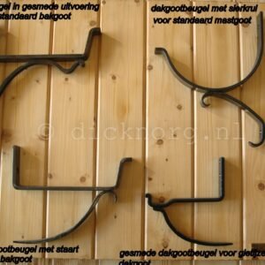 Een robuuste, gesmede, L-vormige dakgootbeugel met een gebogen, puntige diagonale schoor, gemonteerd op een lichtbruine houten wand.