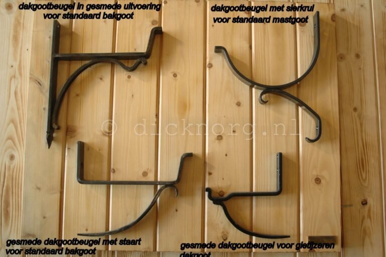 Een robuuste, gesmede, L-vormige dakgootbeugel met een gebogen, puntige diagonale schoor, gemonteerd op een lichtbruine houten wand.