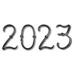 Zwarte, handgesmede metalen muurankers die het jaartal 2023 vormen, tegen een witte achtergrond met een lichte schaduw.