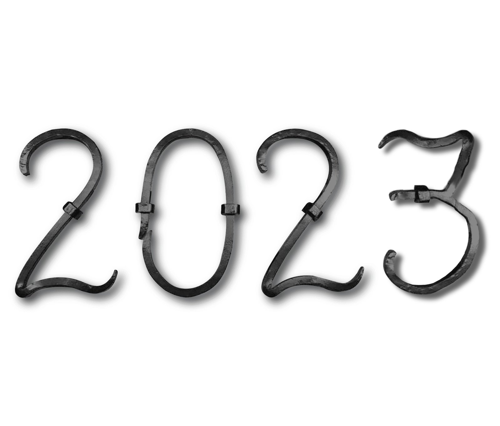 Zwarte, handgesmede metalen muurankers die het jaartal 2023 vormen, tegen een witte achtergrond met een lichte schaduw.