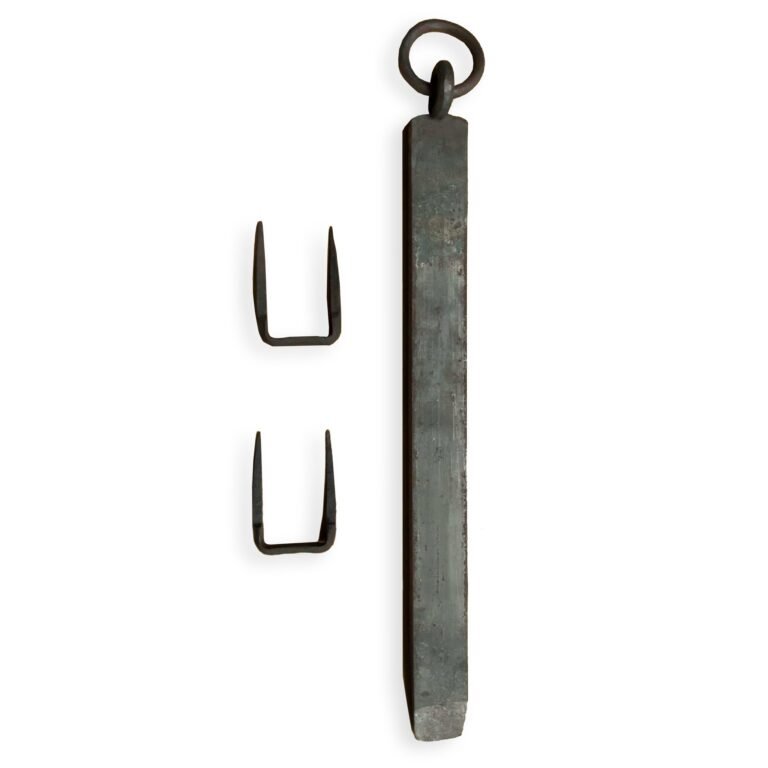 Handgesmede valgrendel met een ring aan de bovenkant en twee bijpassende U-vormige krammen ernaast, alle van donker metaal op een witte achtergrond.