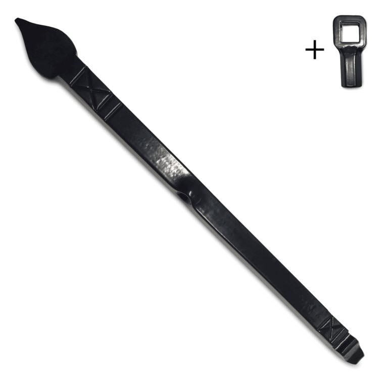 Een lange, zwarte, gesmede decoratieve muurbeugel met een puntig bladachtig uiteinde en diagonale markeringen, samen met een klein zwart vierkant bevestigingsstuk.