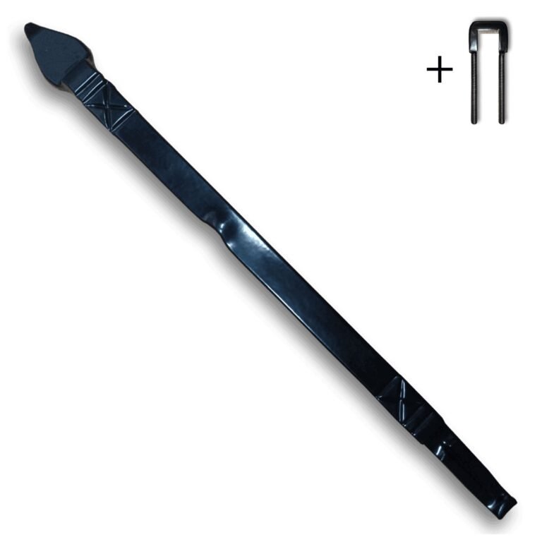 Hoofdaanzicht van een zwart gecoat, handgesmeed sier muuranker met puntige top en decoratieve details, naast een zwarte U-bout met schroefdraad.