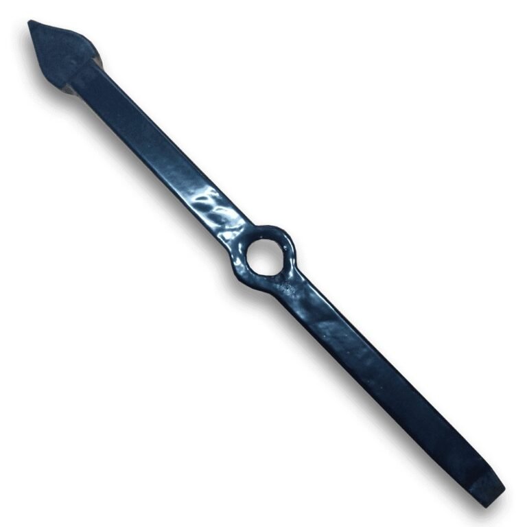 Een handgesmeed zwart sier muuranker met puntige kop en rond gat, diagonaal gefotografeerd op een witte achtergrond.