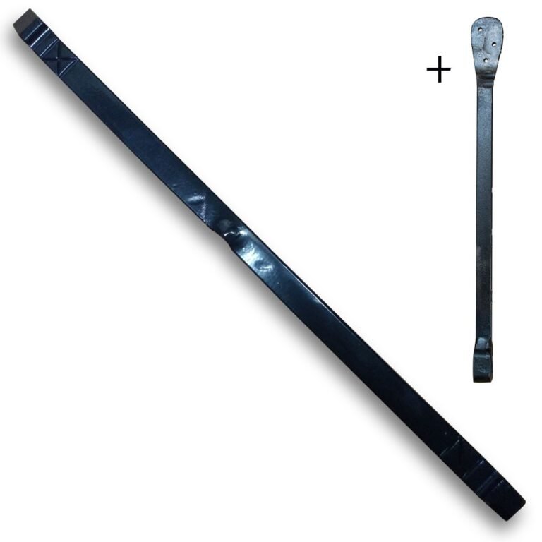 Twee zwarte, handgesmede ijzeren muurankerelementen, een lange diagonale staaf en een kortere verticale staaf met gaten, tegen een witte achtergrond. Het product is een traditioneel handgesmeed muuranker.