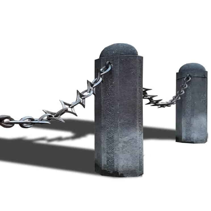 Een roestvrijstalen sierketting met puntige, stervormige schakels gespannen tussen twee donkergrijze, stenen palen, afgebeeld tegen een witte achtergrond.