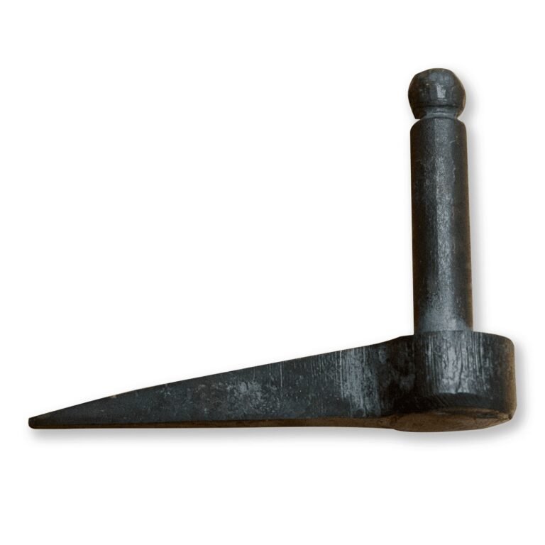 Zwarte metalen scharnierduim met bolkop en een taps toelopende, platte arm, gefotografeerd tegen een witte achtergrond.