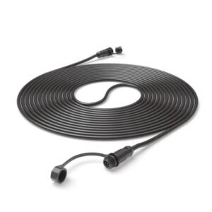 Een zwarte, opgerolde Segway antenne verlengkabel van 10 meter met connectoren aan beide uiteinden, liggend op een witte achtergrond.