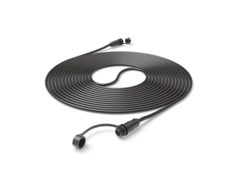 Een zwarte, opgerolde Segway antenne verlengkabel van 10 meter met connectoren aan beide uiteinden, liggend op een witte achtergrond.