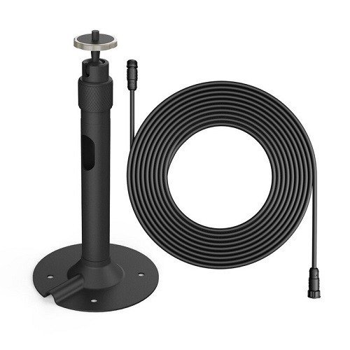 Een zwarte antennebevestiging met een verstelbare kop en een opgerolde zwarte kabel, afgebeeld tegen een witte achtergrond.