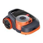 Een schuine bovenaanzicht van de Segway Navimow H210 robotmaaier, die grijs en oranje is met opvallende oranje wielen en een centraal sensormodule.