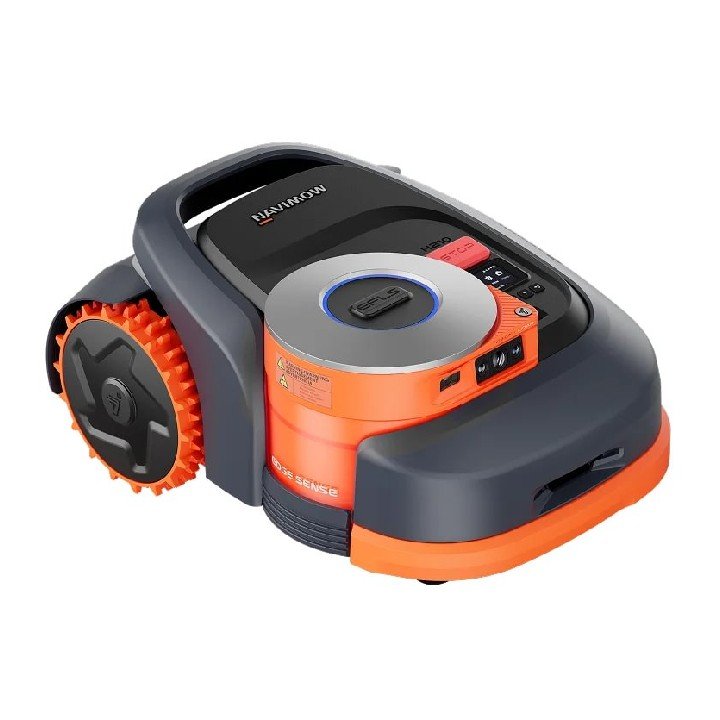 Een Segway Navimow H215 robotmaaier, donkergrijs met oranje accenten, schuin van bovenaf gezien op een witte achtergrond. Het heeft grote oranje wielen en een sensormodule met "VISION LIDAR" erop.