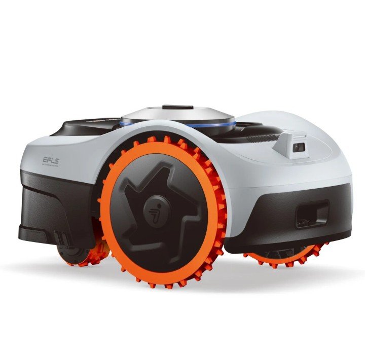 Een schuin vooraanzicht van de witte en zwarte Segway Navimow i210 AWD robotmaaier met opvallende oranje wielen en een blauw licht op de bovenkant.