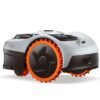 Segway Navimow i210 AWD robotmaaier in lichtgrijs en zwart met opvallende oranje wielen, schuin van voren gezien op een witte achtergrond.